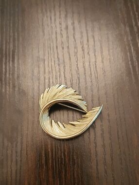Lisner Gold Tone Leaf Swirl Brooch - Elegant Women’s Jewelry
